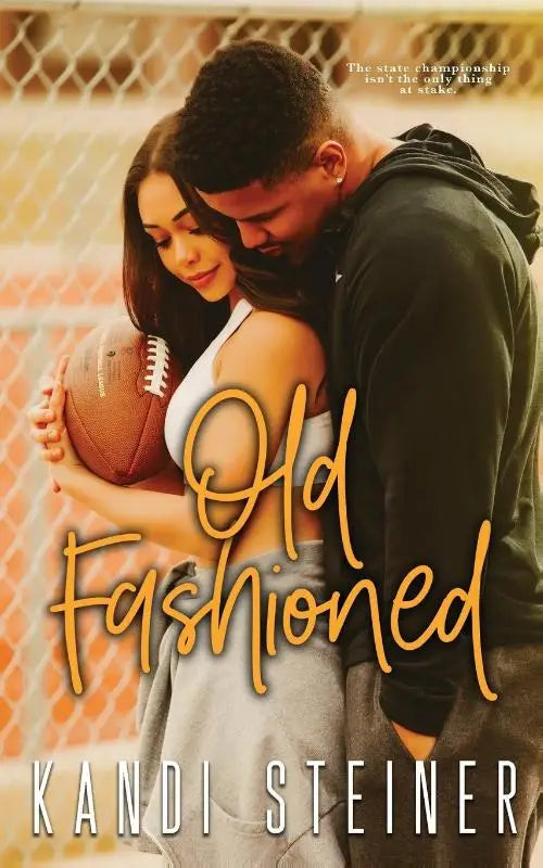 De cover van het boek old fashioned van kandi steiner toont een jong koppel dat omhelst voor een kettinghek, de vrouw houdt een american football vast