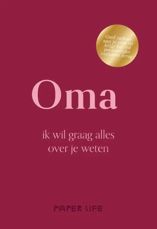 Een maroon boek met de titel oma in zachte roze serif en een gouden sticker wil graag alles over je weten