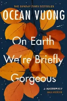 De boekcover van on earth were briefly gorgeous door ocean vuong toont oranje en gele bladeren op een donkere achtergrond