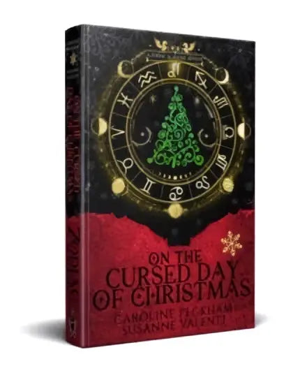 De adventskalender heet on the cursed day of christmas met een donkere omslag, gouden klok en groene kerstboom