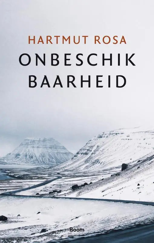 Boekcover van onbeschikbaarheid door hartmut rosa met sneeuwlandschap in gedempte tinten uitgegeven door koninklijke boom