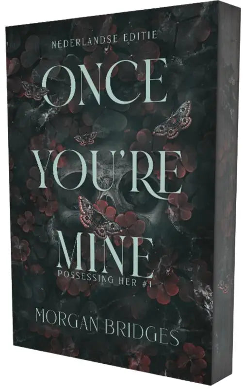 Donkere boekomslag van once you’re mine door morgan bridges met elegante witte letters en gedetailleerde vlinderillustraties