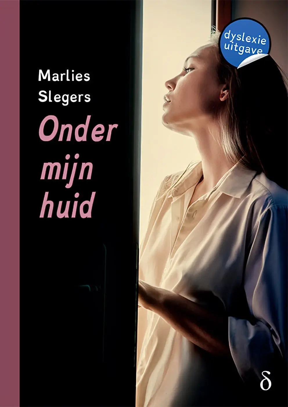 Het boek onder mijn huid met een zacht beige overhemd op de omslag en roze en witte tekst op een donkere achtergrond
