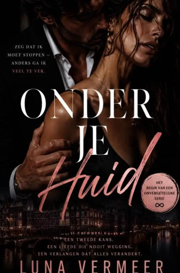 De boekcover van Onder je huid toont een romantische scène met titel in witte en roze letters tegen nachtelijk stadsbeeld