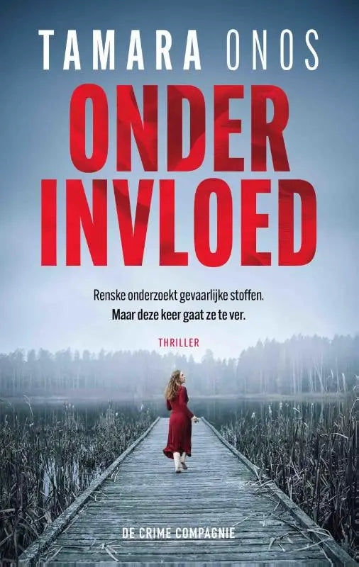 Vrouw in een lange rode jurk loopt over een houten vlonder tussen mistige rietvelden onder invloed renske nijland