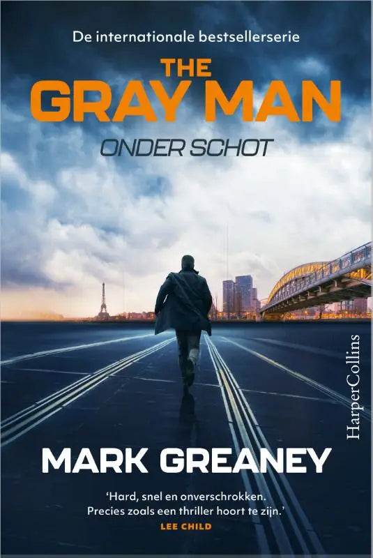 The gray man onder schot is een donkerblauw boek met oranje en witte tekst en een man die rent bij de eiffeltoren