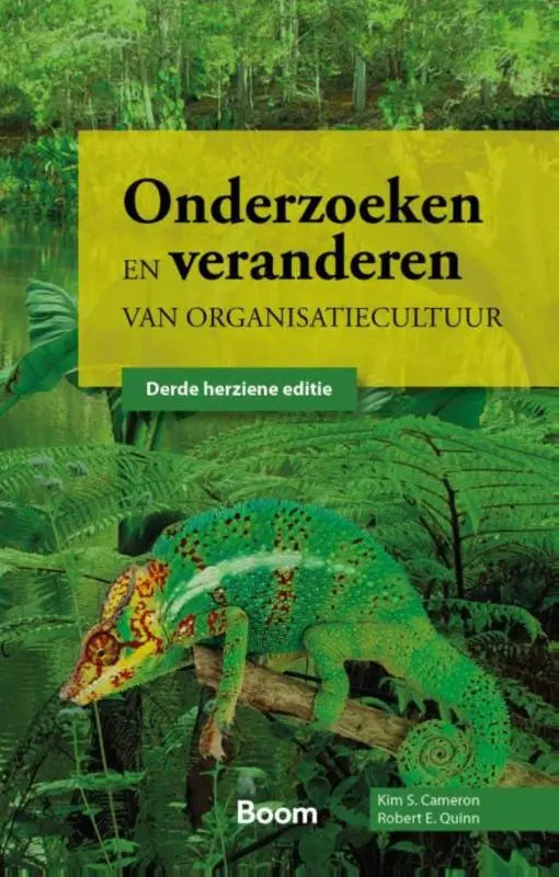 Een levendige groene kameleon met oranje en gele patronen tussen varens voor koninklijke boom uitgevers management algemeen