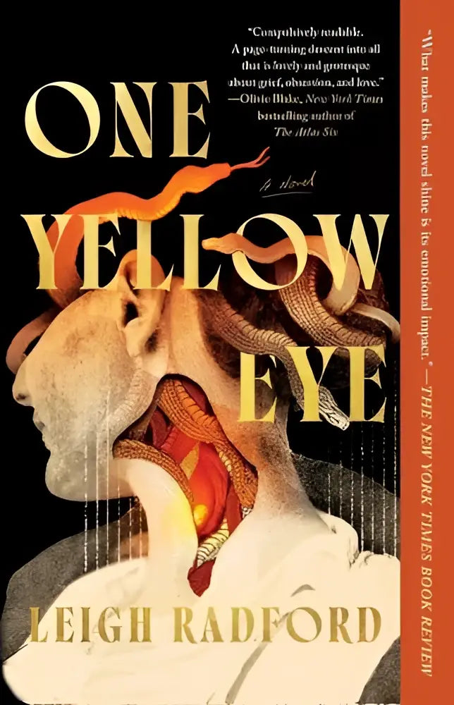De boekcover van one yellow eye van leigh radford toont een vrouw in profiel met een oranjegele slang tegen een donkere achtergrond