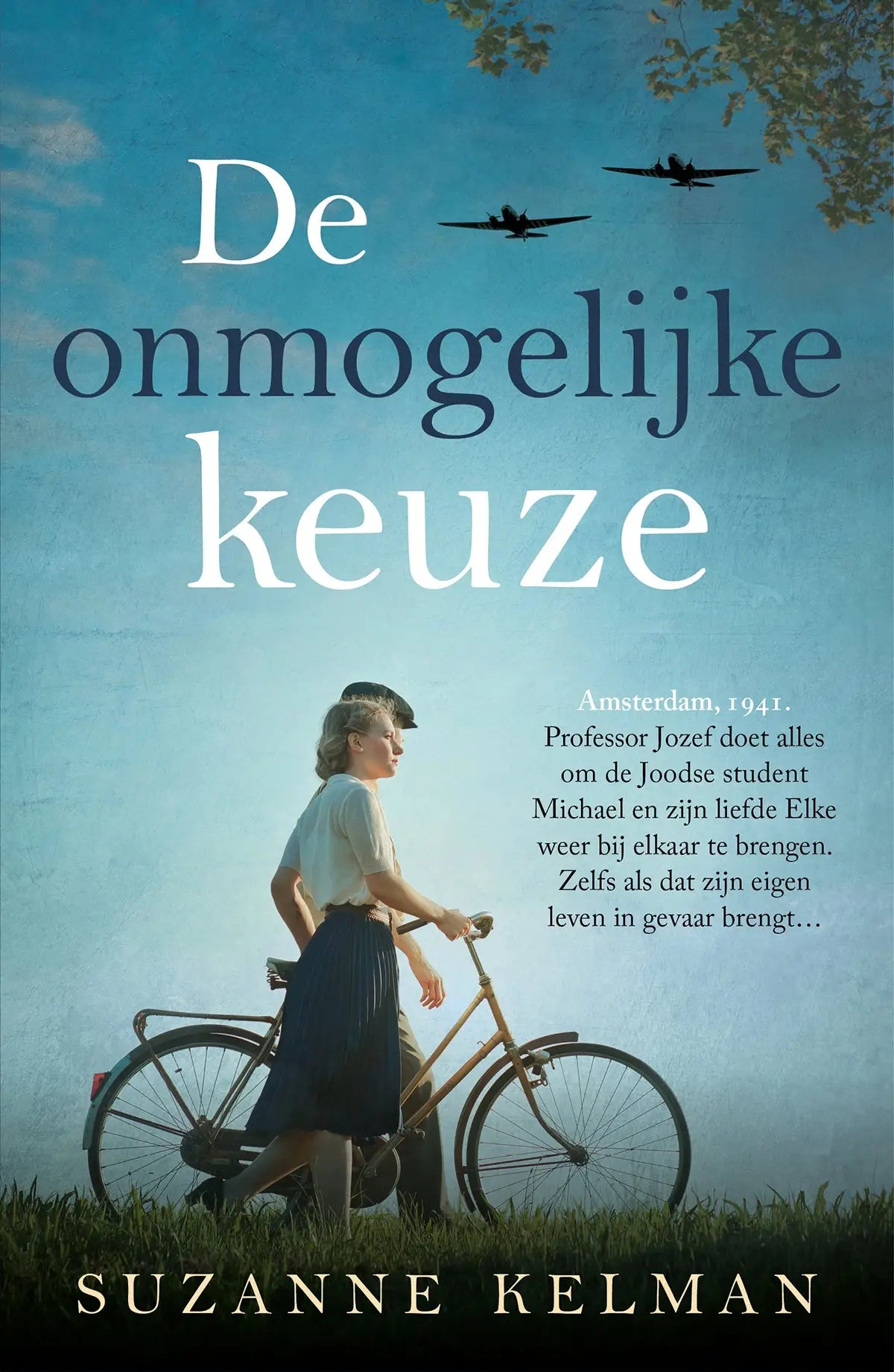 De onmogelijke keuze boekcover met titel in witte serif op blauw hemelachtergrond en silhouetten van vintage vliegtuigen van suzanne kelman vertaalde literaire roman