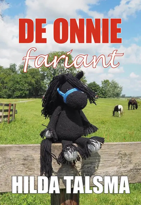 Zwarte gehaakte paardenfiguur met blauw hoofdstel en zilverkleurige hoeven van hilda talsma de onniefariant