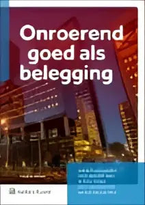 De cover van onroerend goed als belegging van wolters kluwer nederland toont een verlichte stedelijke nachtelijke skyline