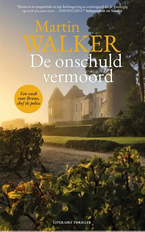De onschuld vermoord boekomslag toont een groot stenen landhuis met klimop tegen een gouden zonsopgang boven tuinen
