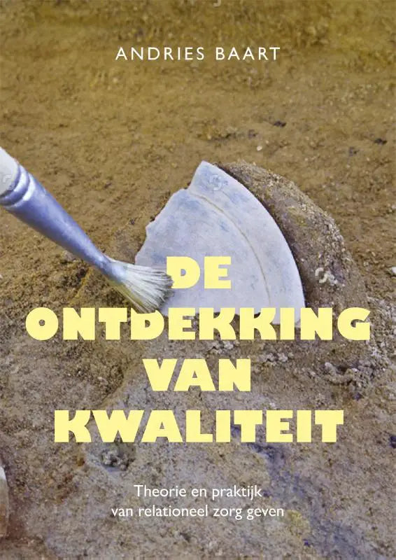 Een blauw borstel met zachte haren reinigt voorzichtig een lichtgrijze keramische scherf in de ontdekking van kwaliteit door andries baart