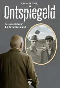 De omslag van het boek Ontspiegeld toont een man in een donker mantel voor twee ronde spiegels met zijn reflectie