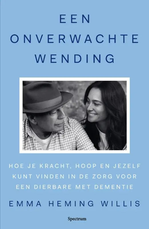 Lichtblauwe boekcover met zwartwitfoto van oudere man en vrouw titel een onverwachte wending door emma heming willis