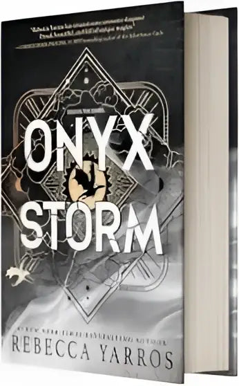Zwart hardbackboek onyx storm van rebecca yarros met zilveren en witte geometrische print, gerelateerd aan fourth wing