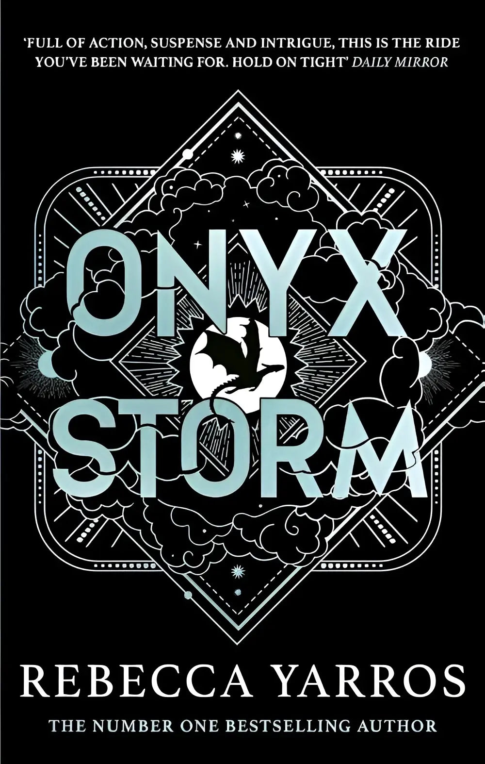 Zwarte boekomslag van onyx storm met lichtblauwe titel en witte lijntekening van wolken en een draak, vierde wing serie van rebecca yarros