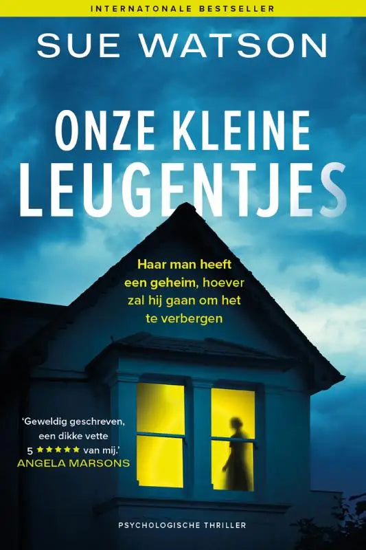 De boekcover van kleine leugentjes door sue watson toont een donkerblauw huis met gele ramen tegen stormachtige lucht lab uitgevers