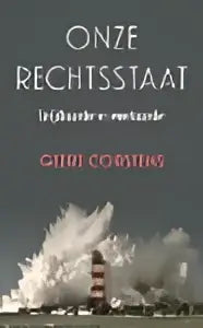 Boek onze rechtsstaat met een getextureerde offwhite kaft en zwarte tekst van geert corstens over maatschappij algemeen