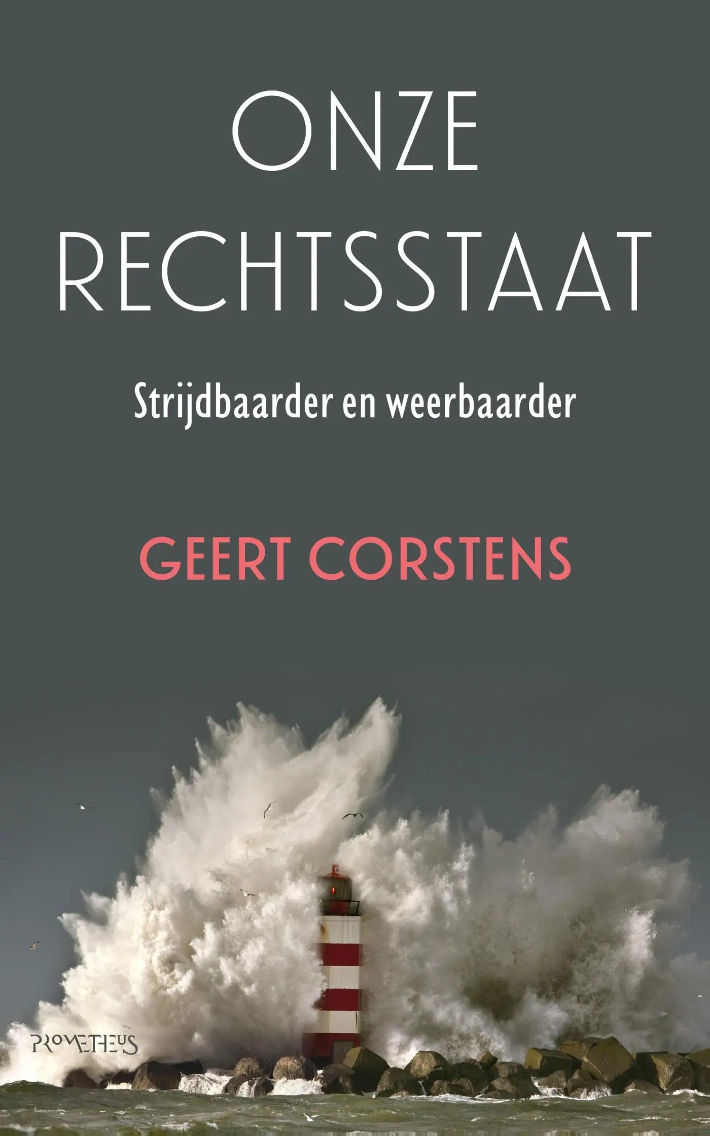 Rode en witte gestreepte vuurtoren die standhoudt tegen de golven met betrekking tot geert corstens maatschappij algemeen