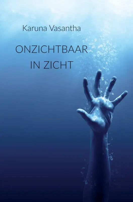Een bleke hand die onzichtbaar lijkt en omhoog reikt door diep blauw water met bubbels in zicht