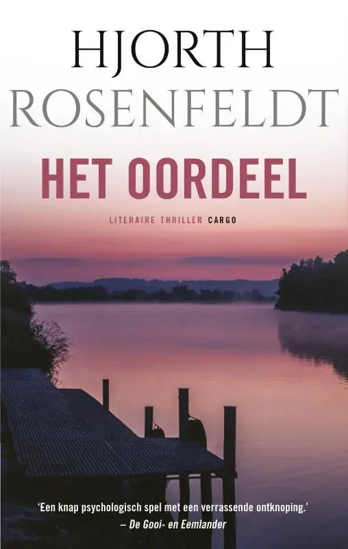 Het oordeel boekcover door hjorth rosenfeldt toont silhouetten van steigers bij schemering met roze paarse tinten