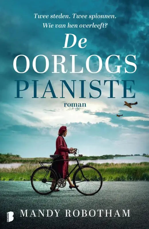 De cover van de oorlogs pianiste toont een vrouw in een rood jasje bij een oude fiets onder vliegtuigen twee steden twee spionnen