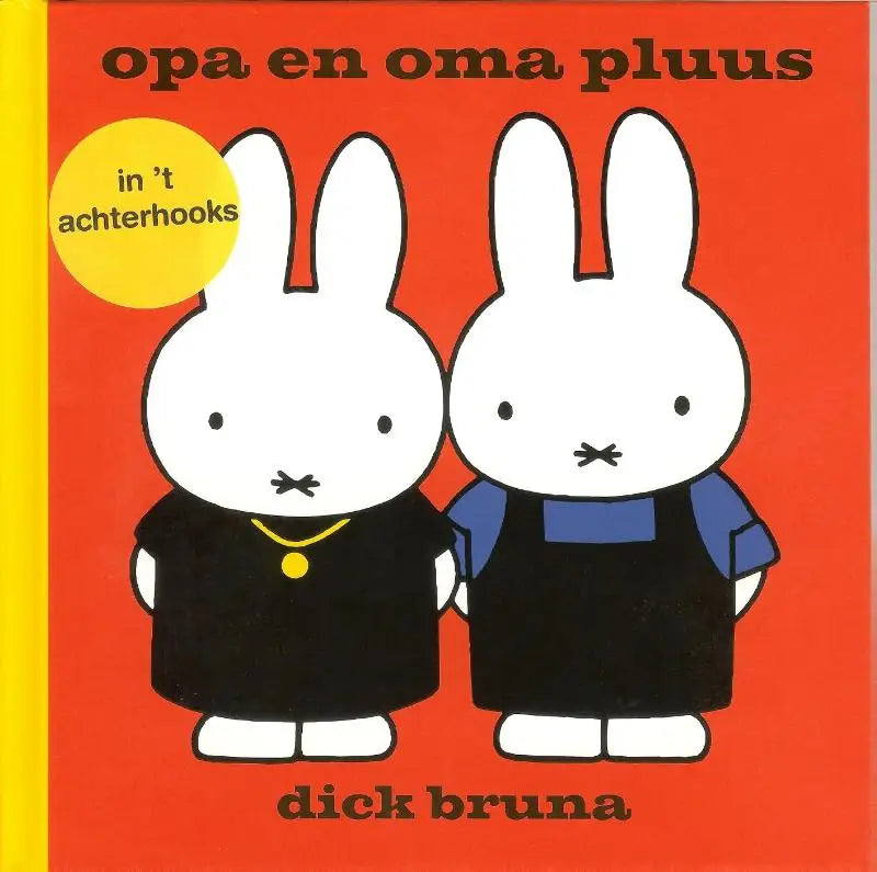 Witte miffy figuren in zwarte outfits met blauwe kragen en gouden kettingen op rode achtergrond voor oma pluus jonge lezers
