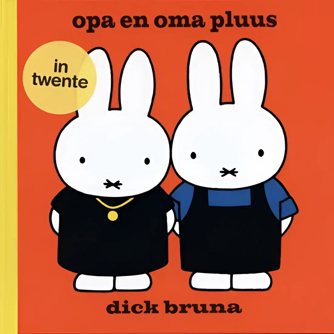 Een witte miffy figuur op een oma pluus in het twents met een zwarte jurk en gouden ketting voor jonge lezers