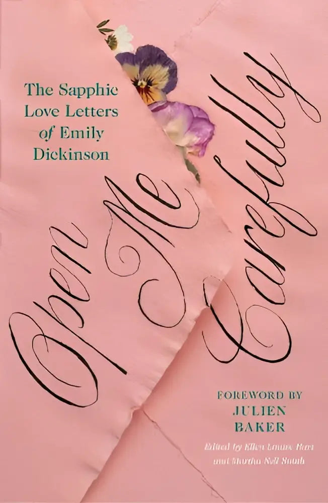 Pink boekomslag van open me carefully met zwarte sierlijke tekst en bloemmotief voor emily dickinson vintage classics