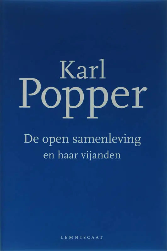 Blauwe hardcover boek met witte serif letters open samenleving door karl popper filosofie algemeen