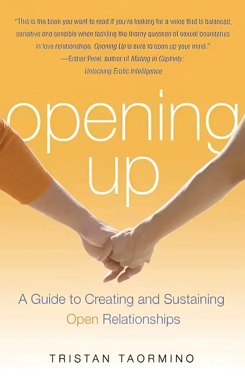 De boekomslag van opening up toont twee handen ineen en een gele achtergrond als gids voor creating and sustaining open relaties