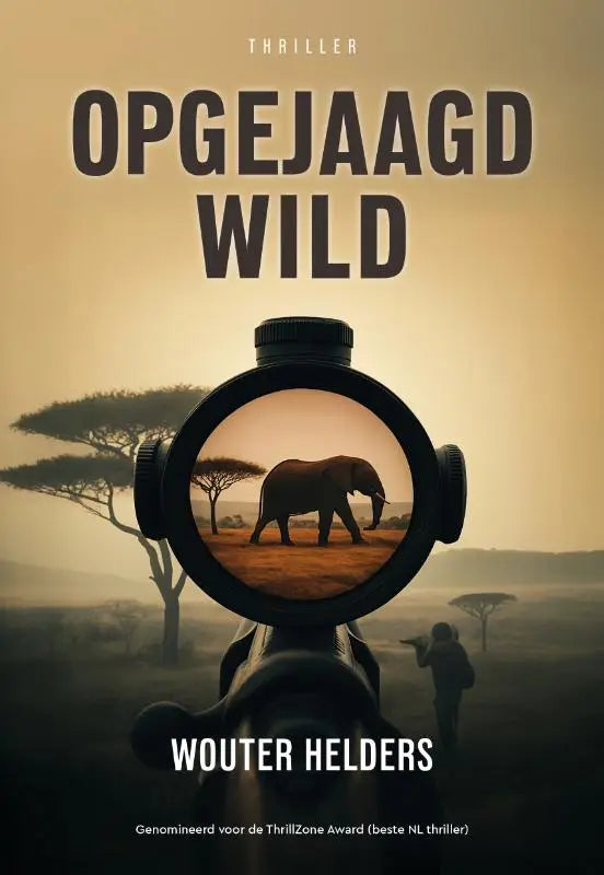 De boekcover van opgejaagd wild toont een zwarte riflescope met een olifantensilhouet tegen een gouden savanne achtergrond
