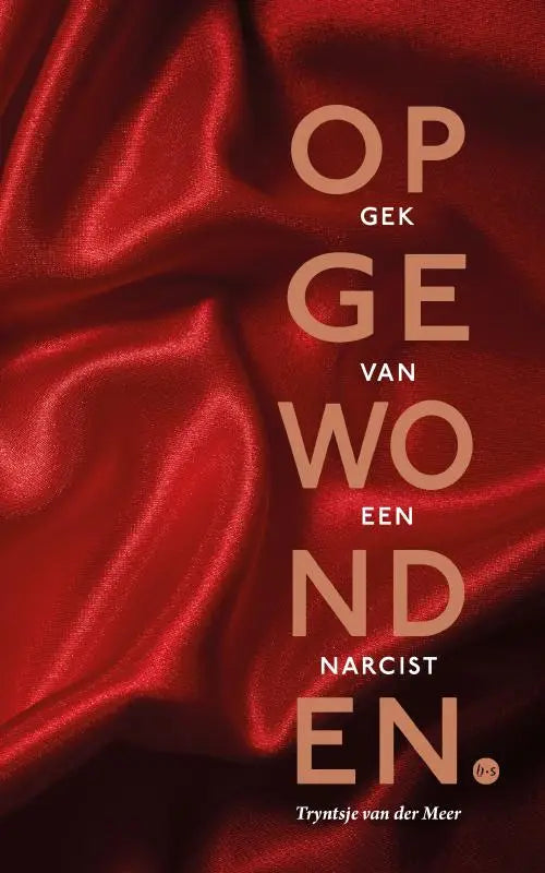 De boekcover van Opgewonden - Gek van een narcist toont beige schreefloze letters op een rood satijnen stofachtergrond