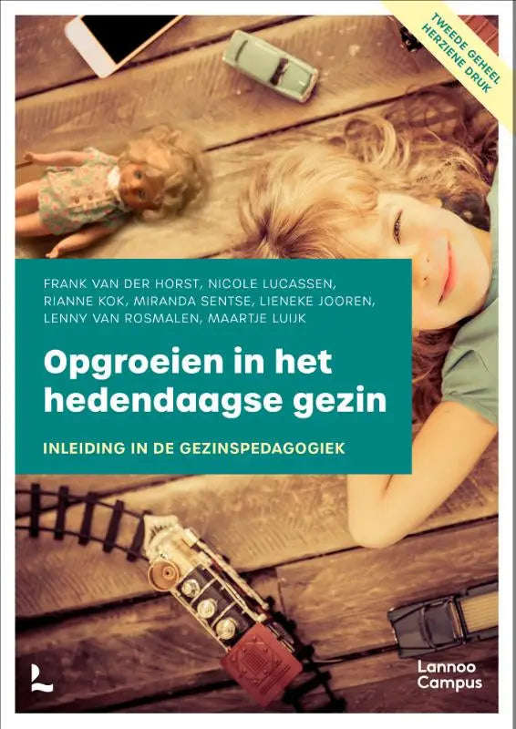 Het boek opgroeien in het hedendaagse gezin van lieneke jooren en maartje luijk toont een lachend kind op de voorkant