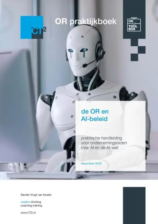 Witte humanoïde robot met teal ogen en zwarte headset zittend aan bureau voor open laptop in or praktijkboek over ai-beleid
