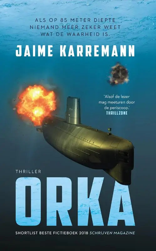 Een elegante metalen Orka-submarine gezien van achteren met een oranje explosie in diepblauw oceaanwater