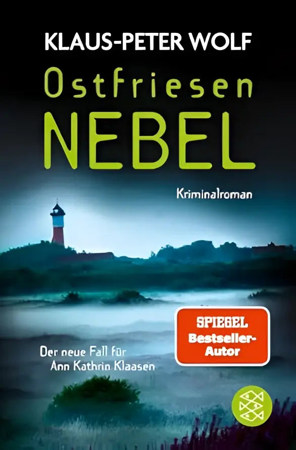 De boekcover van ostfriesennebel toont de titel in felgroene letters tegen een mistige kust met een rood-witte vuurtoren