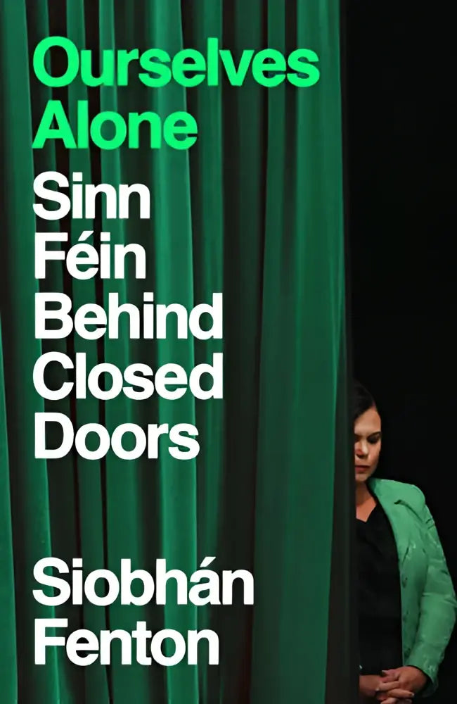 Groen fluwelen gordijn met witte tekst ourselves alone siobhán fenton en persoonlijke verhalen, deels achter vrouw in groene jas