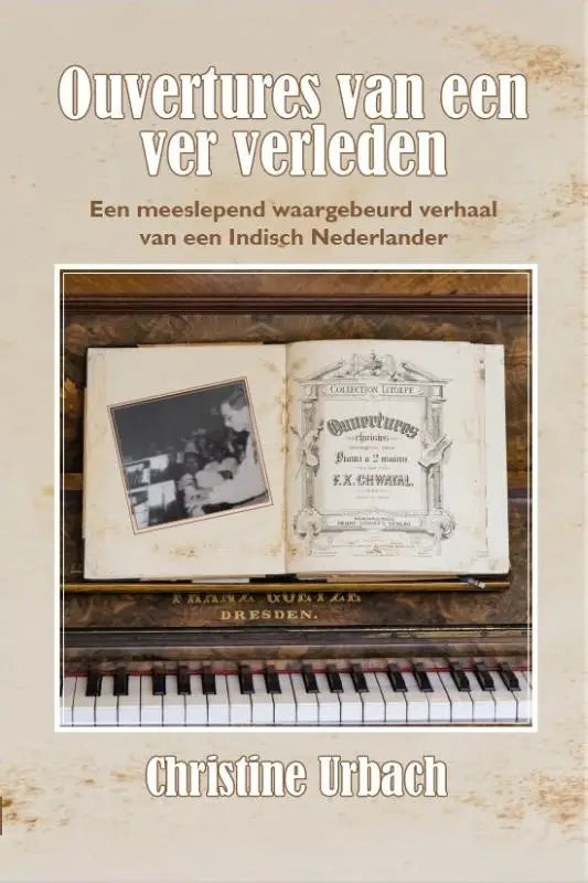 Een open vintage muziekpartituurboek met ver verleden thema en versierde zwart-witte teksten op crèmewitte pagina’s