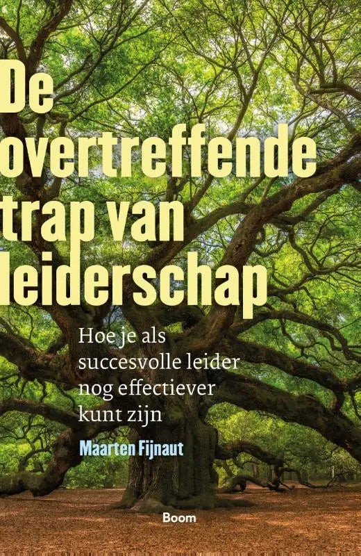 De overtreffende trap van leiderschap boekcover met grote groene boom voor succesvolle leider en effectiviteit