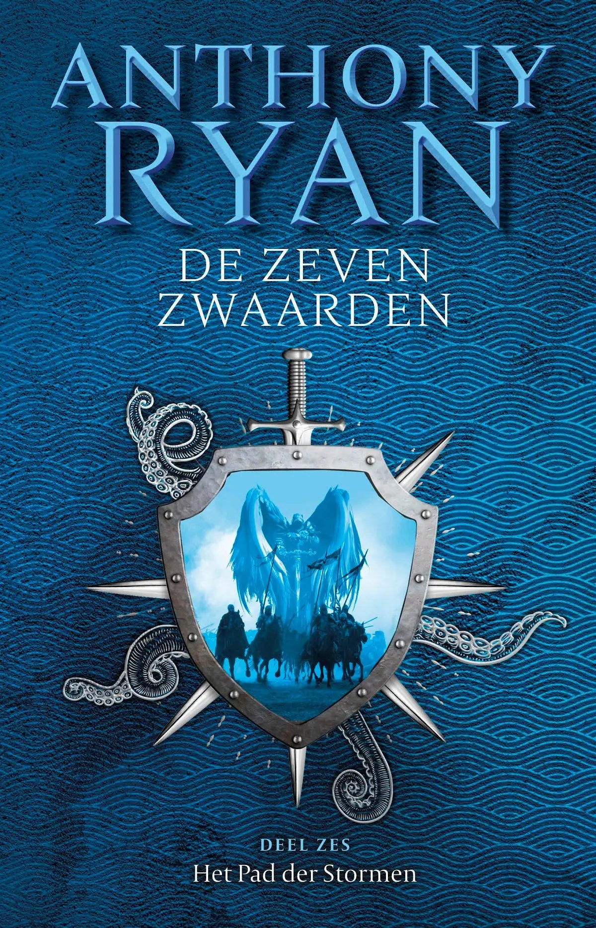 Boekcover van het boek het pad der stormen van anthony ryan met een zilveren metalen schild en zwaard op blauwe achtergrond uitgegeven door luitingh sijthoff