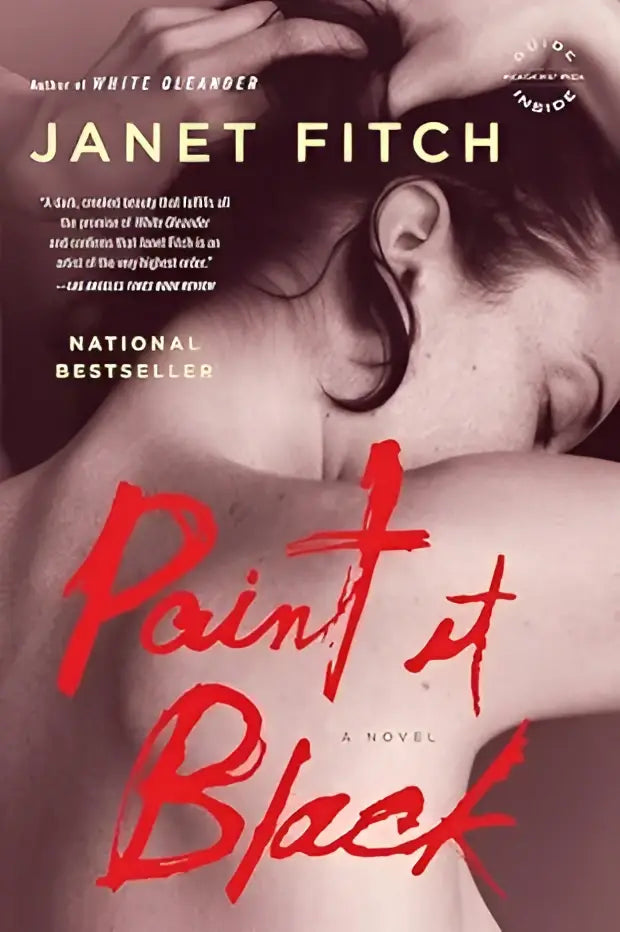 De boekcover van Paint it black toont een rode, gedurfde titel tegen een monochrome foto van een vrouwelijk gezicht