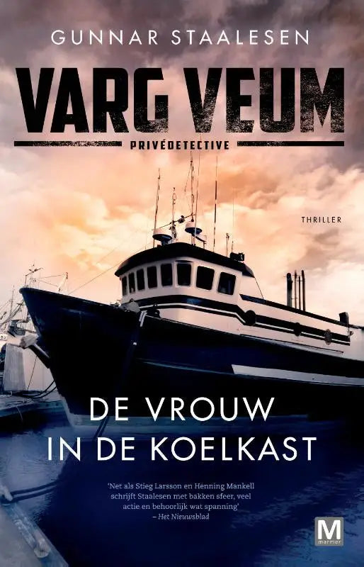 Donkerblauw vissersboot met witte strepen en zwart onderwaterschip in haven bij oranje lucht voor gunnar staalesen spannende boeken