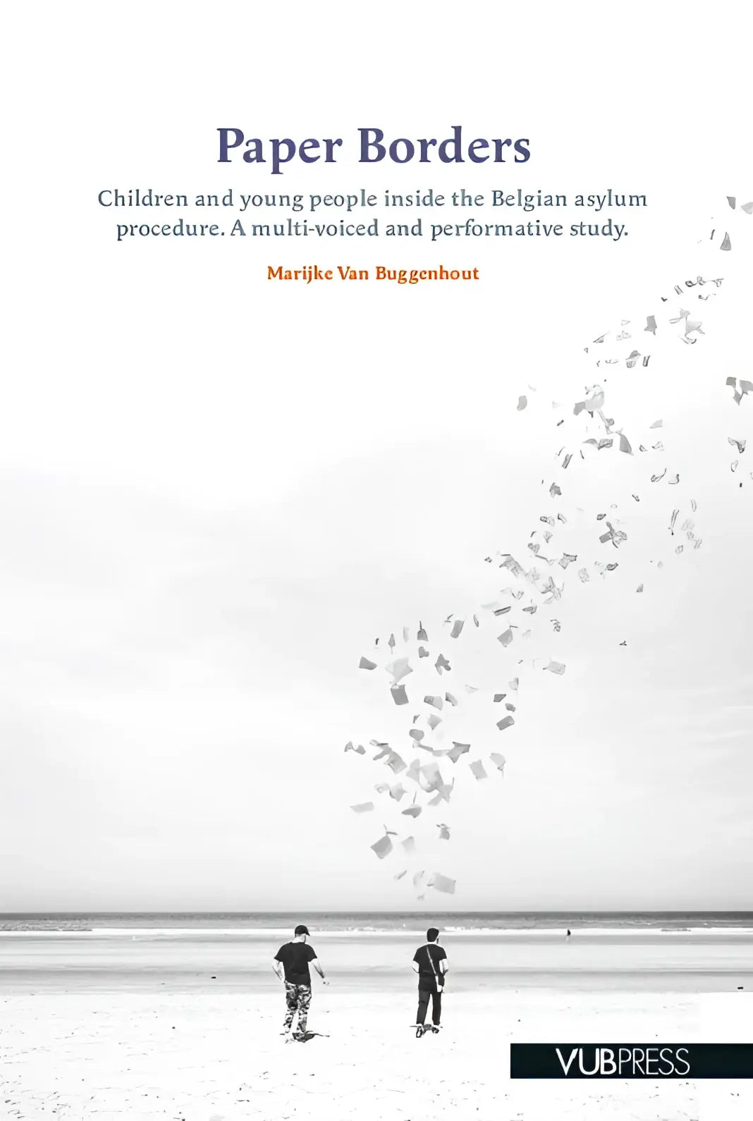 Zwart-wit boekcover paper borders met silhouetten van kinderen en jonge mensen op het strand en papier dat opstijgt