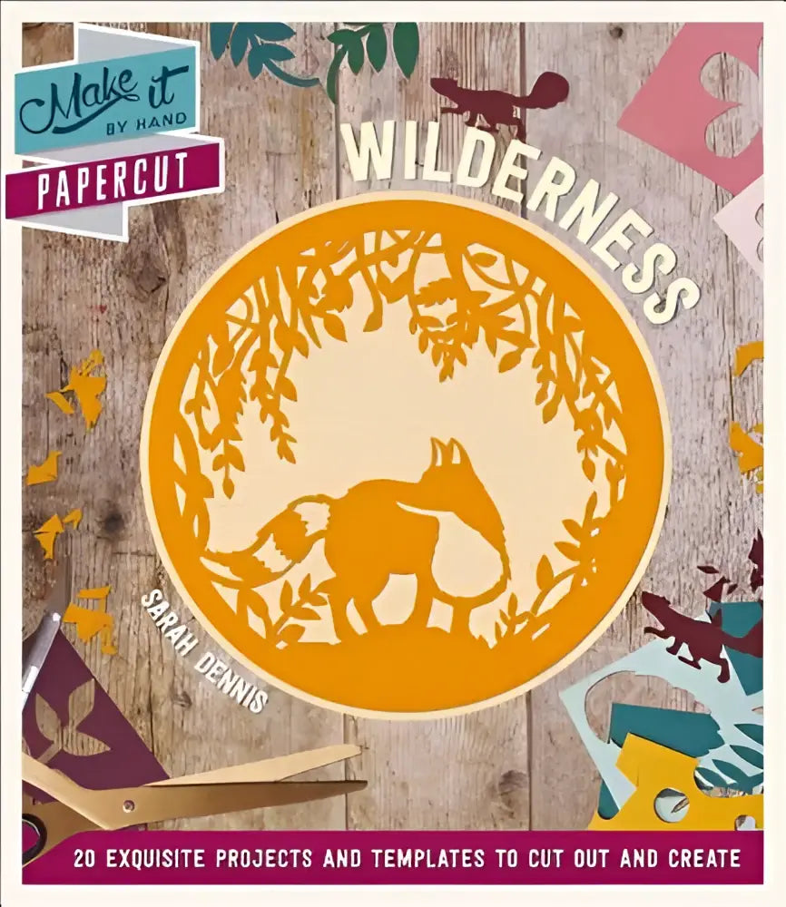 Oranje papercut wilderness vos ontwerp met ingewikkelde bladpatronen binnen een ronde omlijsting op een crèmekleurige achtergrond
