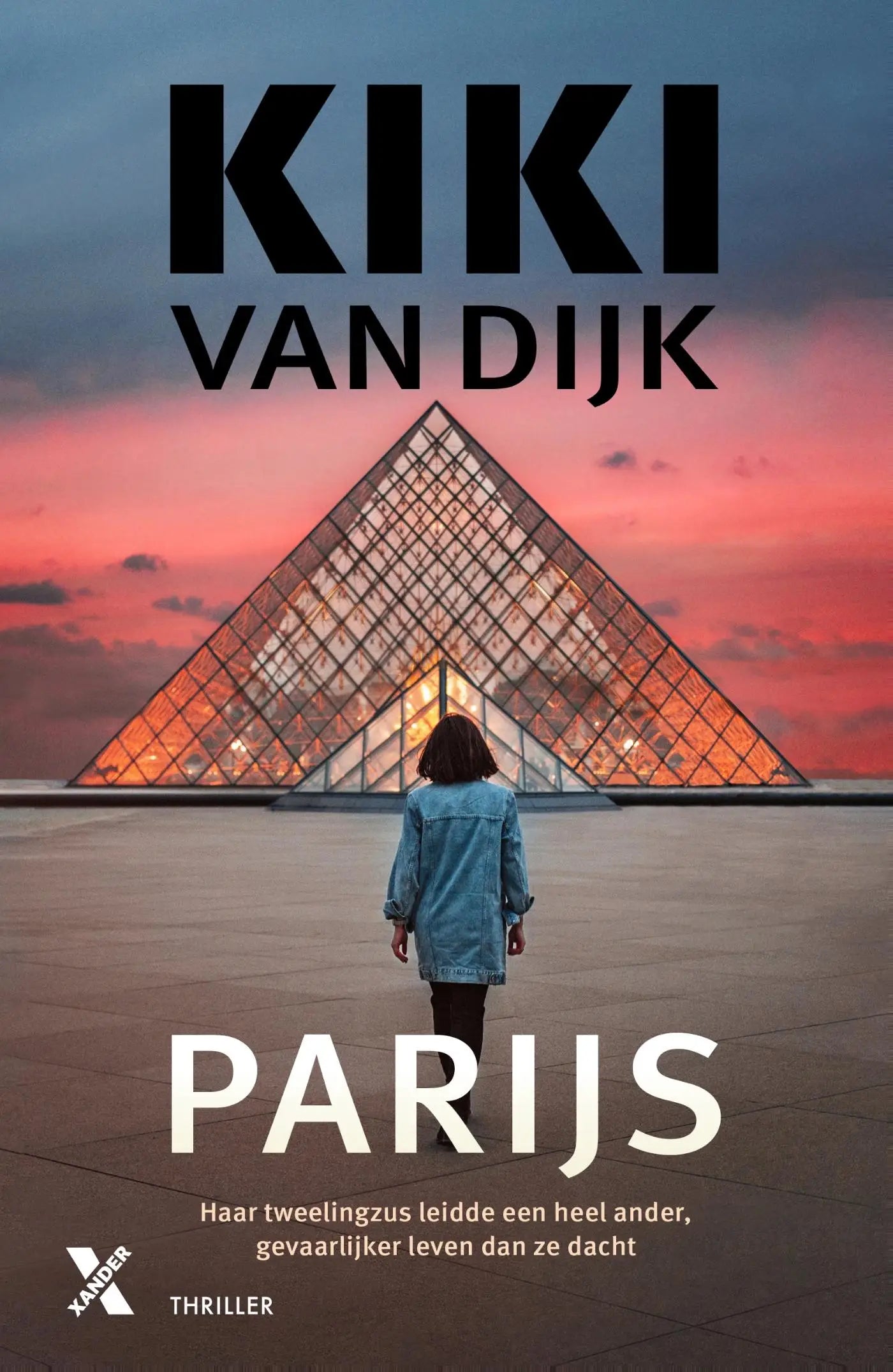 Boekcover van parijs met vrouw in spijkerjack voor glazen piramide van het louvre bij zonsondergang