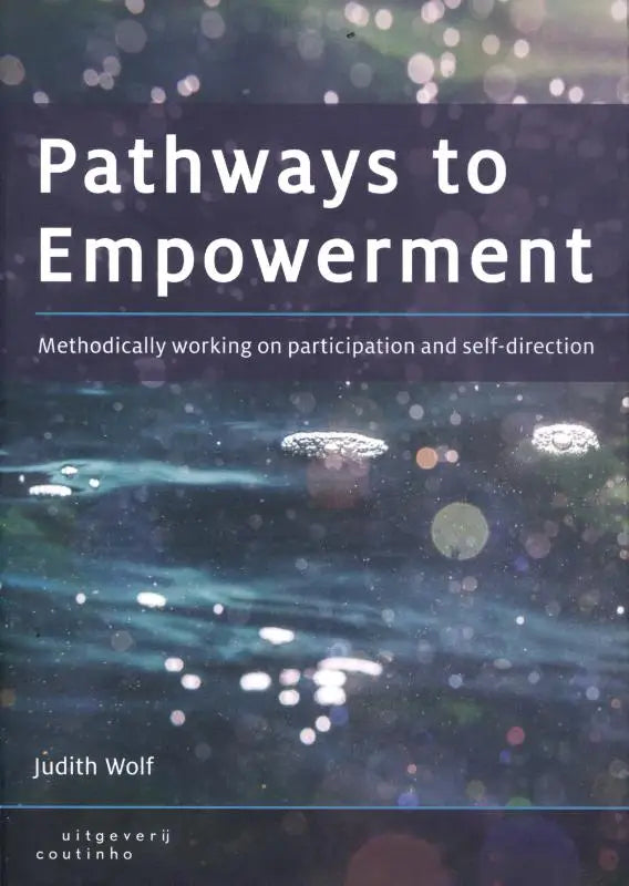Boekcover Pathways to Empowerment van Judith Wolf met blauw-groene abstracte waterdesign