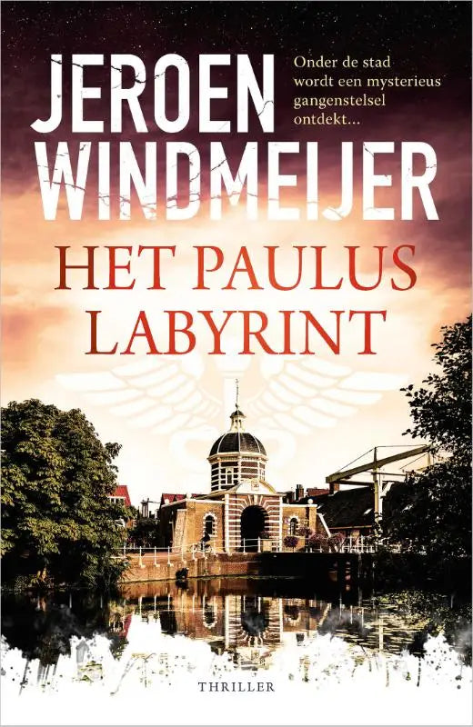 Het boek cover toont het pauluslabyrint gebouw met reflectie in water en onthult een mysterieus gangenstelsel ontdekt