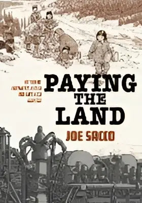 De boekcover van paying the land door joe sacco toont een zwart-wit illustratie van mensen en paarden op een landelijk landschap